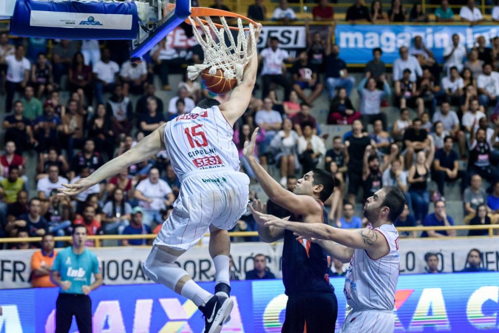 Com a #15 às costas, Cipolini é um dos maiores “showmans” do NBB CAIXA e participará pela 2ª vez do Torneio de Enterradas (Newton Nogueira/Divulgação)