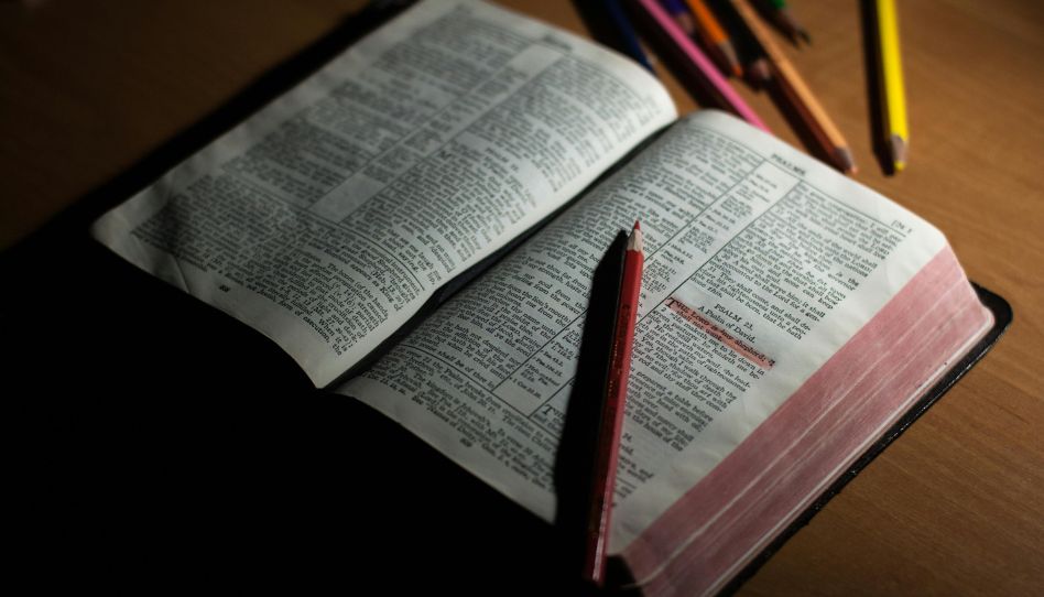 Imagem da Bíblia, estudar sobre Jesus Cristo no Livro de Jó